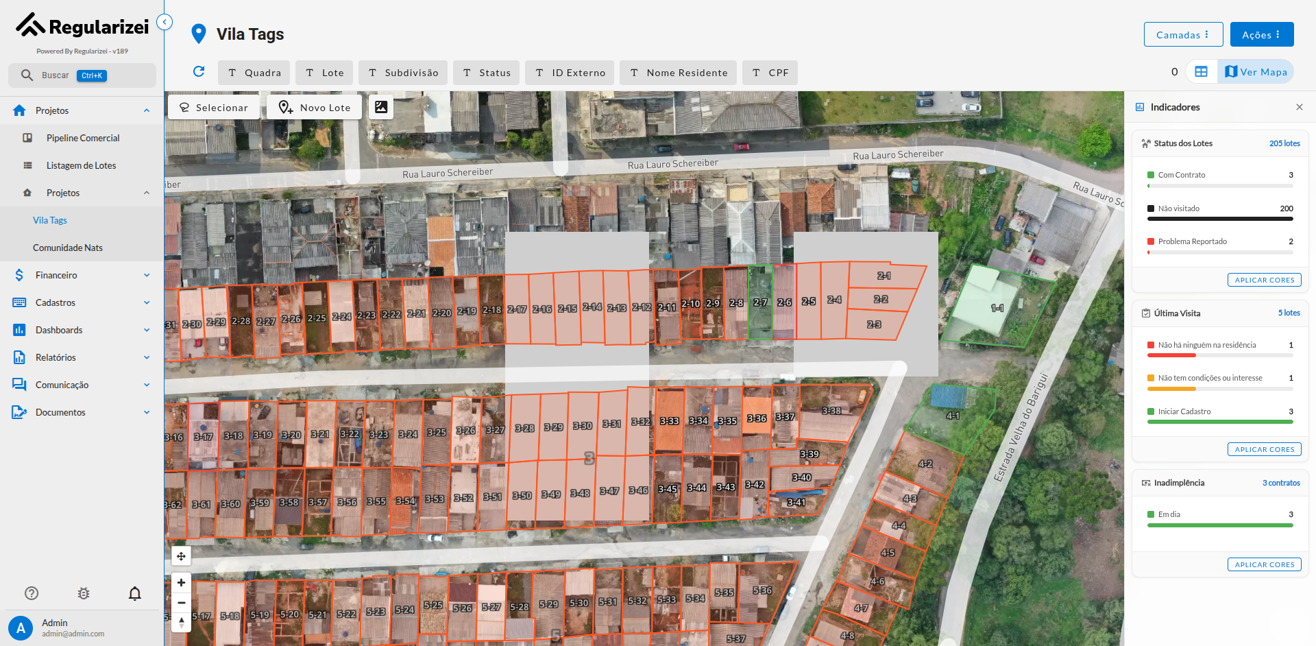 Mapa de um núcleo urbano informal na plataforma, com os lotes vetorizados sobre o ortomosaico e o painel de indicadores de status, visitas e inadimplência.