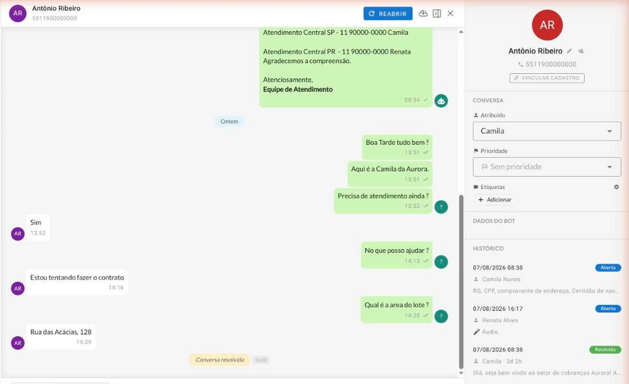 Central de atendimento da plataforma: a lista de conversas à esquerda, a conversa com o morador no meio e, à direita, o painel com o responsável pelo atendimento e o histórico dos atendimentos anteriores.